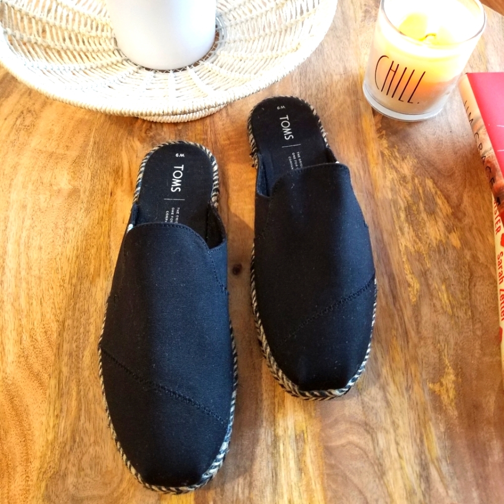 TOMS SLIP ONS- SIZE 9